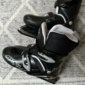 Kids ice skates—-worn 1 time! Size 4-7. No laces, skates snap into place.
